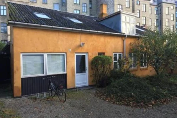 Rooms in quiet Yellow Courtyard Apartment